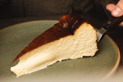 Único doce fixo do Casa Riuga, a torta basca agrada por ser leve e cremosa
 -  (crédito: Alice Leite/Divulgação)