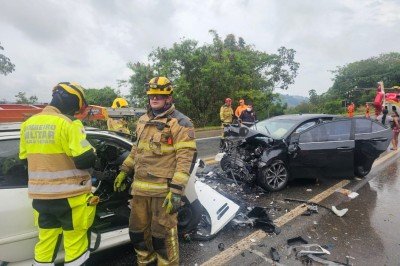 Colisão frontal mata idosa e deixa dois feridos graves na BR-459, em Pouso Alegre (MG) -  (crédito: CBMMG/Divulgação)