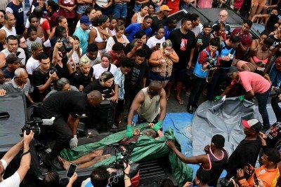 Operação policial nos complexos do Alemão e da Penha, no Rio de Janeiro, deixou quase 120 pessoas mortas -  (crédito: Pablo PORCIUNCULA / AFP)