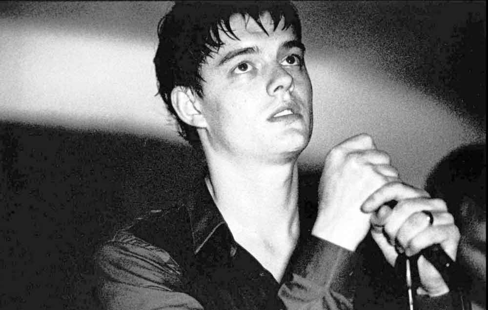 Ator Sam Riley como o roqueiro Ian Curtis 