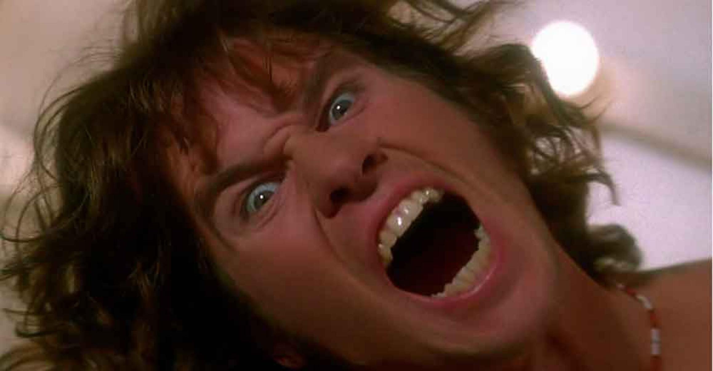 Ator Val Kilmer faz careta de boca aberta em cena do filme The doors