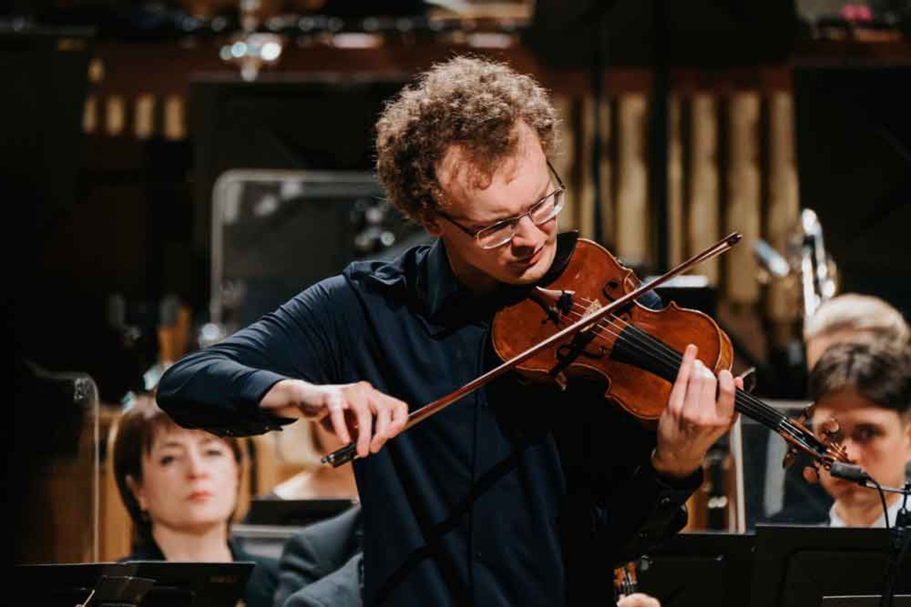 O ucraniano Dmytro Udovychenko toca violino 