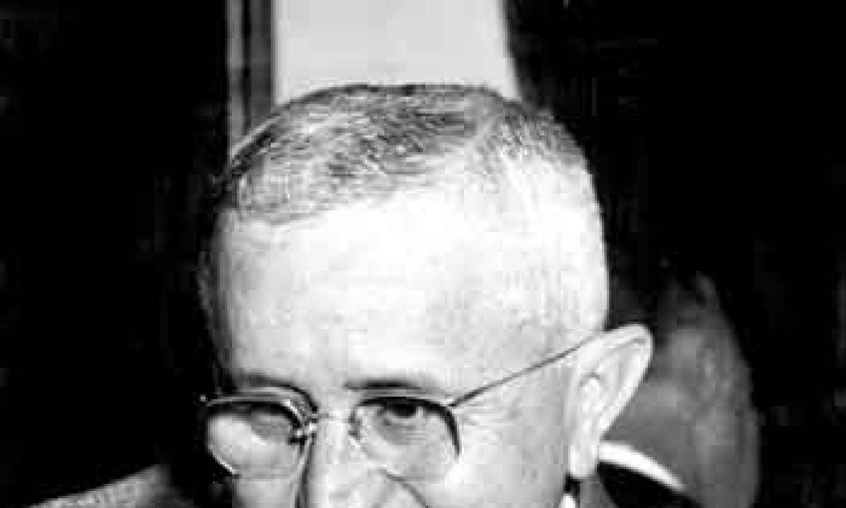 Dutra iniciou o governo com um discurso de austeridade e alinhamento ao Ocidente. No primeiro ano, 