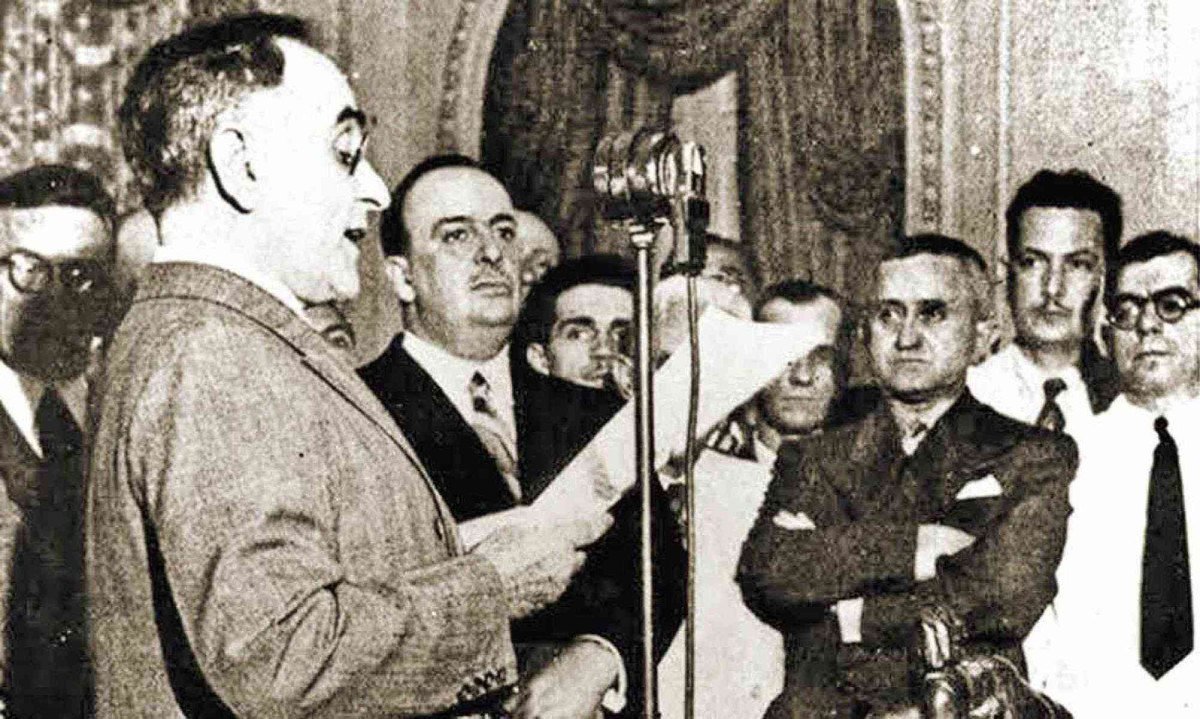 Em cadeia nacional, vargas anuncia  a proclamação do novo regime -  (crédito: Arquivo EM)