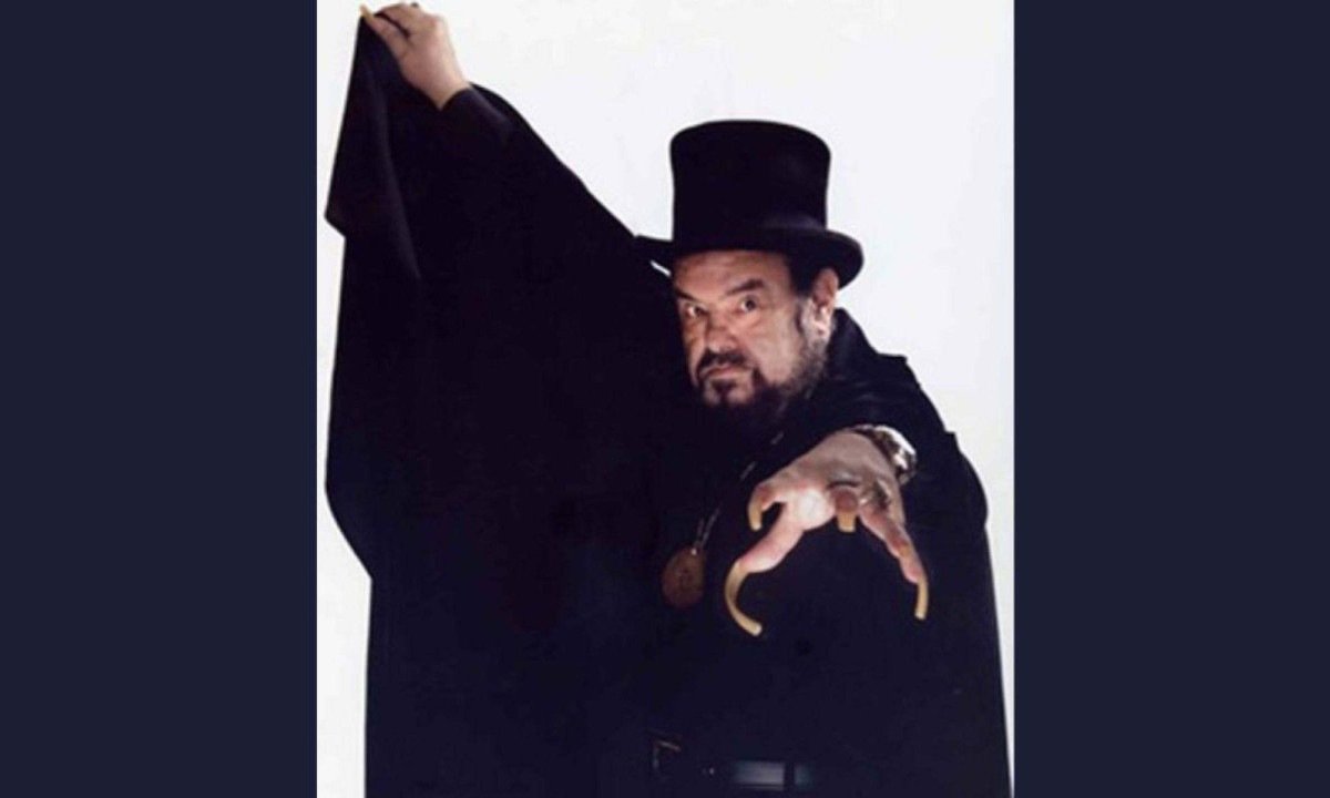 Com capa, cartola e unhas longas, Z&eacute; do Caix&atilde;o se tornou um &iacute;cone do terror