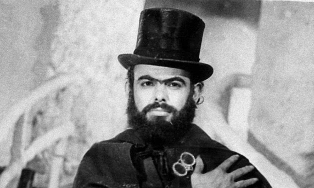 Mojica Marins como Z&eacute; do Caix&atilde;o em '&Agrave; meia noite levarei sua alma'