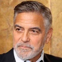 George Clooney esnoba críticas por suposta falta de versatilidade: ‘Não dou a mínima’ -  Reprodução do Youtube Canal Promiflash