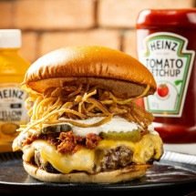 Hambúrguer "Dopamina" do American Bulls tem pão Artesanal, "blend" de 160g, queijo prato derretido, costelinha defumada na lenha de pêssego e desfiada na redução de ketchup e goiabada com toque picante de pimenta calabresa, picles de pepino, sour cream de limão siciliano, e cebola crispy  -  (crédito: Victor Schwaner/Divulgação)