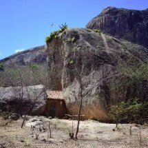 Casa minúscula espremida entre rochas atrai curiosos no sertão cearense - Divulgação/Fernando Braga