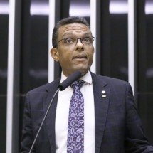 'Preto correndo em dia de operação é bandido', critica deputado