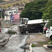 Duas pessoas ficam feridas em tombamento de caminhão em Ibirité - Reprodução/Redes sociais