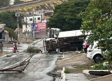 Caminhão bloqueia Avenida Minas Gerais, no bairro Morada da Serra, em Ibirité -  (crédito: Reprodução/Redes sociais)