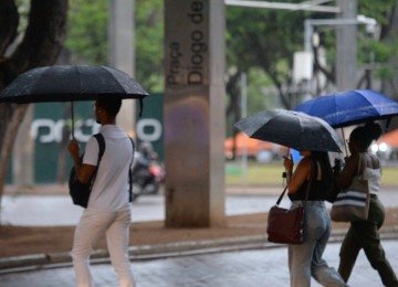 Savassi, na Região Centro-Sul, registra chuva na tarde desta quinta-feira (30/10) -  (crédito: Túlio Santos/EM/D.A Press)