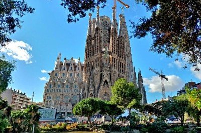 Barcelona, capital da Catalunha, é uma cidade vibrante situada à beira do Mediterrâneo, famosa por sua arte, arquitetura e cultura. Com uma história que remonta à época romana, Barcelona se destaca pelas obras de Antoni Gaudí, como a Sagrada Família e o Parque Güell. Confira os principais pontos turísticos da região:  -  (crédito: Canaan - Wikimédia Commons)