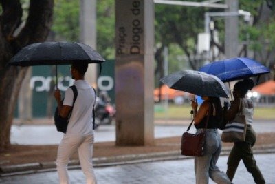 Savassi, na Região Centro-Sul, registra chuva na tarde desta quinta-feira (30/10) -  (crédito: Túlio Santos/EM/D.A Press)