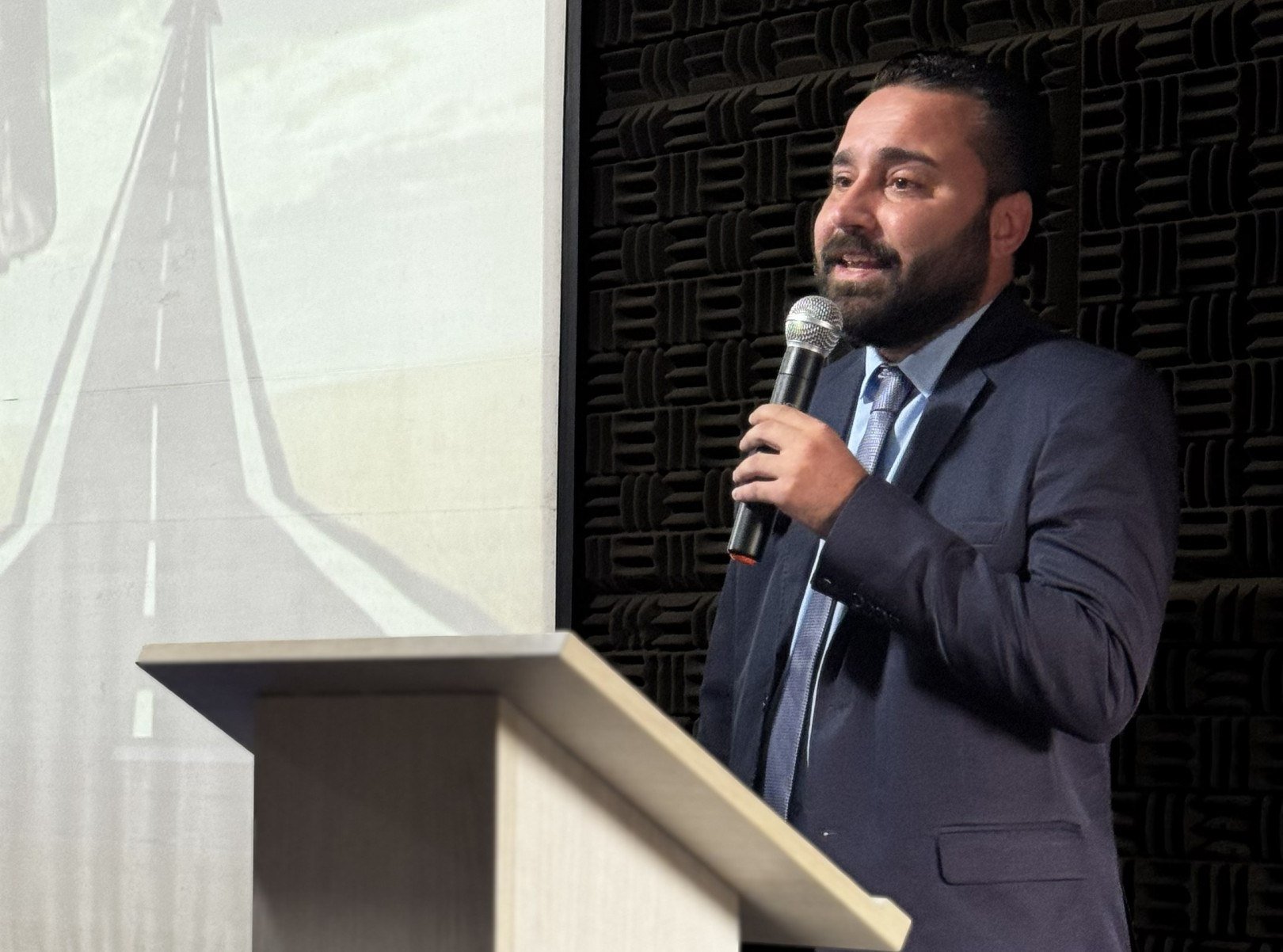 Cofundador da Flow Multas palestra na UNIRJ sobre trânsito - DINO