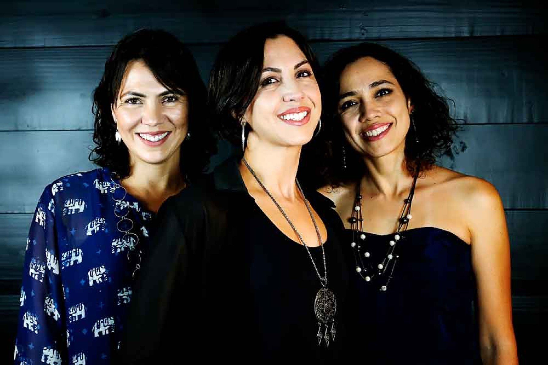 Cantoras do Trio Amaranto sorriem para a c&acirc;mera 