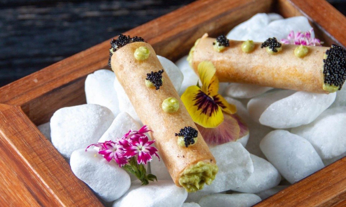 Cannoli com patê de salmão, aioli de abacate e ovas é um prato do restaurante Udon para o BH Restaurant Week