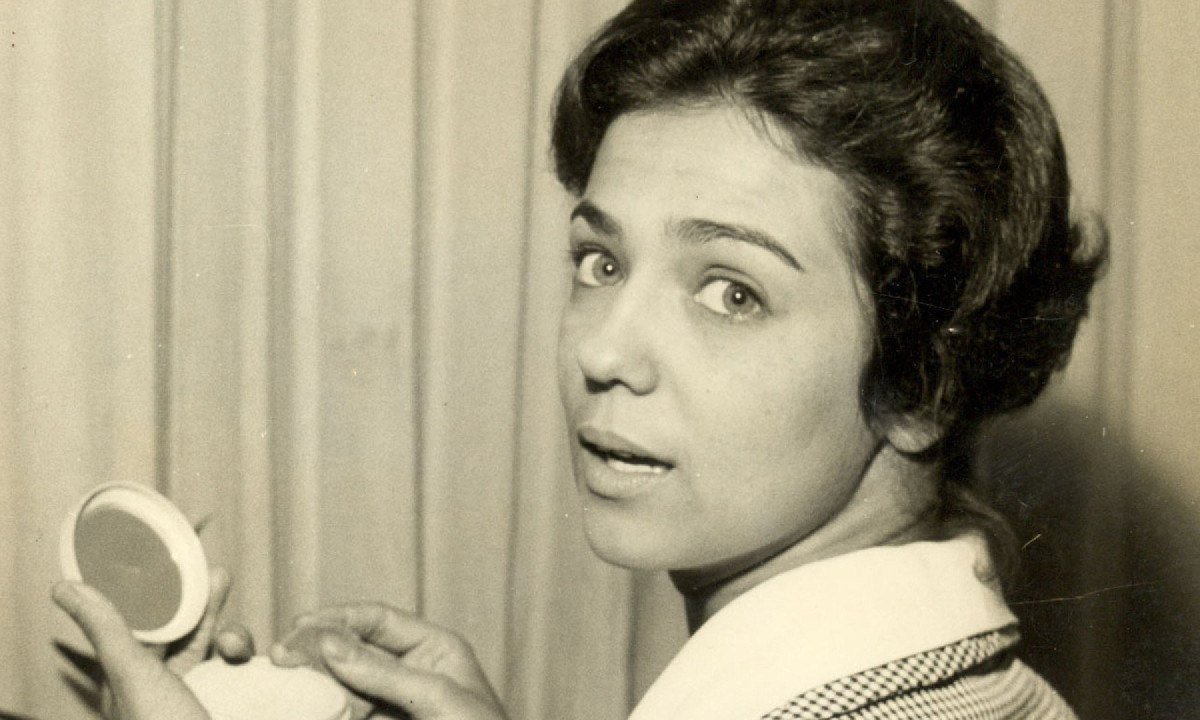 A apresentadora e atriz Dulce Maria nos camarins da TV Itacolomi, em BH | 70 anos da TV Itacolomi-Arquivo EM - 21/8/1959