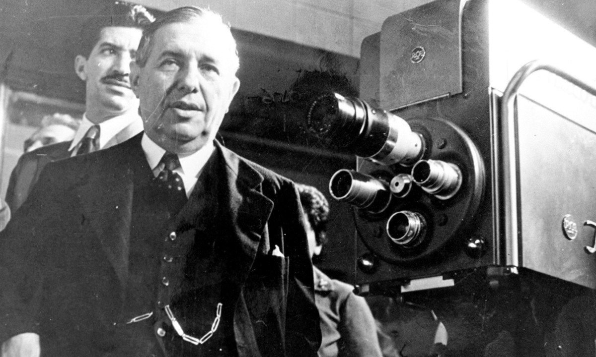 O jornalista Assis Chateaubriand, fundador dos DiÃ¡rios Associados, durante a inauguraÃ§Ã£o da TV Itacolomi, em BH | 70 anos da TV Itacolomi-Revista O Cruzeiro/Acervo EM - 1955