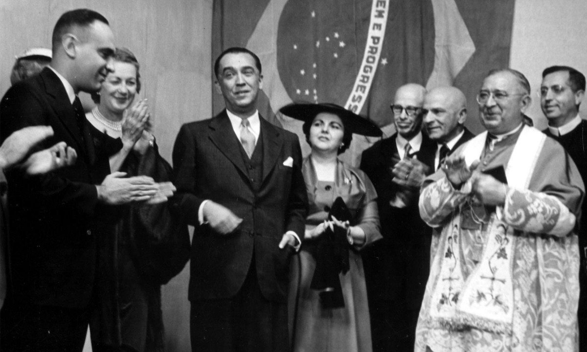 O presidente Juscelino Kubitscheck discursou na solenidade de inauguração da TV Itacolomi | 70 anos da TV Itacolomi-Revista O Cruzeiro/Arquivo EM - 8/11/1955