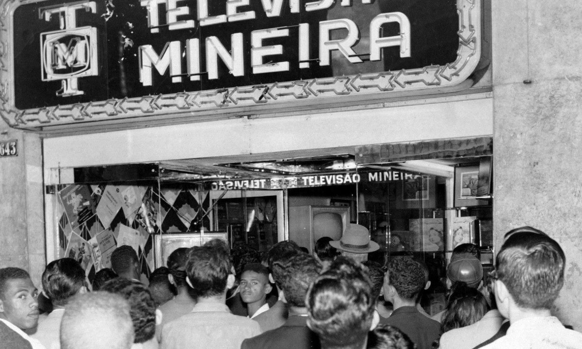 Moradores de BH se reúnem em frente à loja da Televisão Mineira para ver as primeiras imagens transmitidas pela TV Itacolomi | 70 anos da TV Itacolomi-Arquivo EM - 15/7/1955