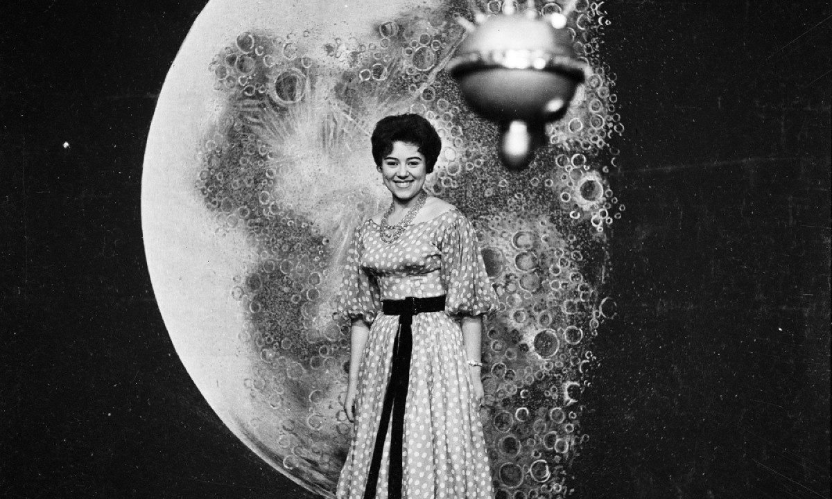A atriz Clausy Soares posa ao lado de maquete da sonda soviética Luna, em 3/10/1959 | 70 anos da TV Itacolomi-Acervo Carlos Fabiano
