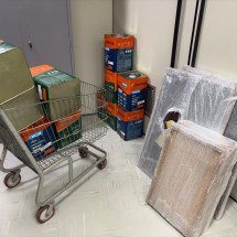 Em uma das residências foram localizados quadros decorativos provenientes de crime de estelionato e latas de tinta -  (crédito: PCMG)