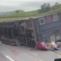 Tombamento de carreta interdita BR-381, no Sul de Minas - Reprodução/Redes sociais