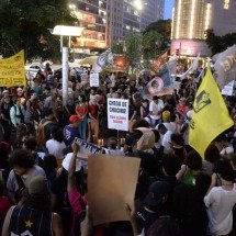 Manifestantes se reúnem no centro de BH contra mortes em operação no Rio - T&uacute;lio Santos/EM/D.A.Press