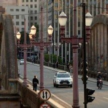 Em sintonia com arcos em concreto que se destacam na paisagem, sistema de iluminação em processo de restauro é uma das marcas do viaduto -  (crédito: Túlio Santos/EM/D.A Press)