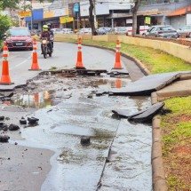 BH: chuva arranca asfalto de avenida na Região da Pampulha - Jair Amaral/EM/DA. Press