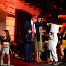 Trump coloca doce na cabeça de garoto em comemoração de Halloween - AFP