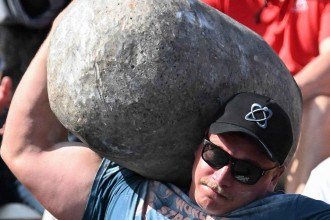 O que come o homem mais forte do mundo, com 148 kg? 'Consumo 6 mil calorias por dia'