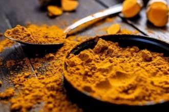 Como tirar manchas de cúrcuma: truques caseiros fáceis e eficazes