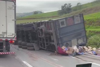 Tombamento de carreta interdita BR-381, no Sul de Minas