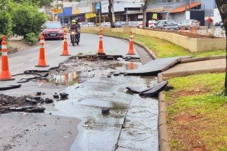 BH: chuva arranca asfalto de avenida na Região da Pampulha