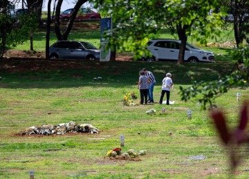Visitantes prestam homenagens aos entes queridos no Cemitério da Colina, na Região Oeste de Belo Horizonte -  (crédito: Gupo Zelo/Divulgação)