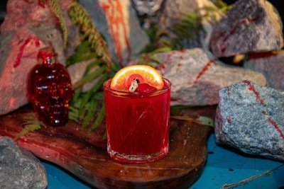 O tradicional negroni ganhou versão de halloween no Bebedouro Bar e Fogo -  (crédito: Hector Duarte/Divulgação)