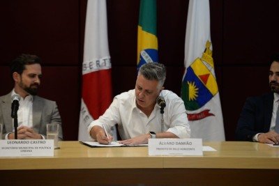 O prefeito Álvaro Damião (União Brasil) apresentou um projeto de lei que propõe um pacote de medidas e incentivos urbanísticos e fiscais para estimular a renovação imobiliária na Região Central e entorno de BH -  (crédito: Túlio Santos/EM/D.A Press)