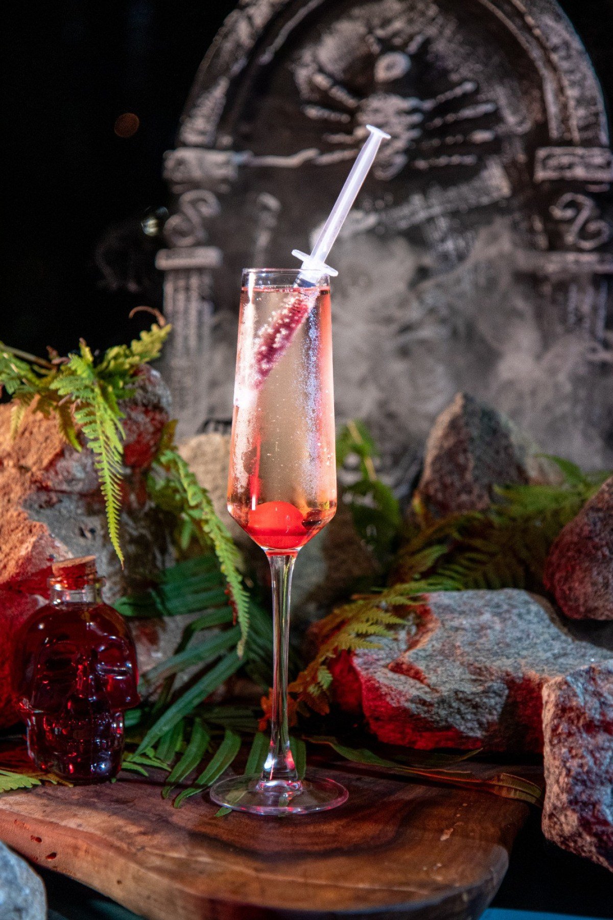 Drinque Kir Infernale é decorado com uma seringa no Bebedouro Bar e Fogo