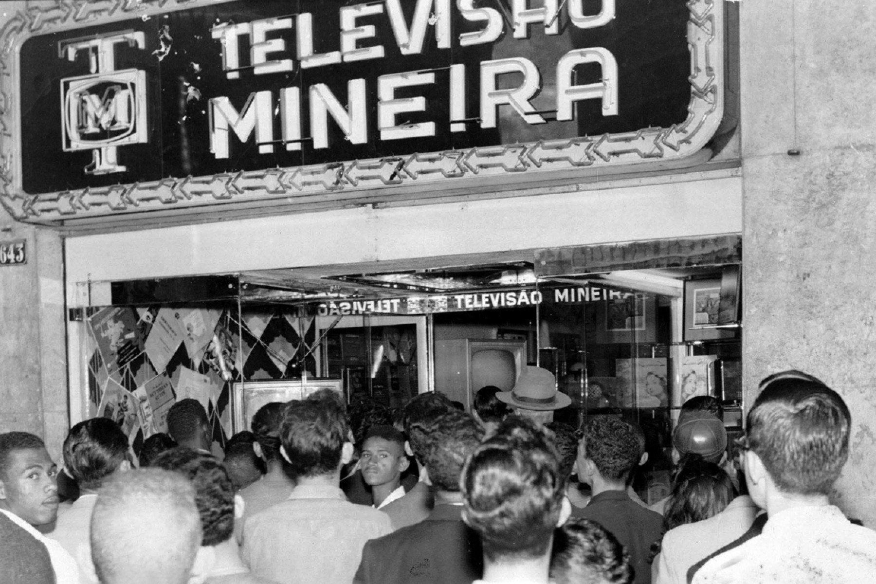 Moradores de BH se reúnem em frente à loja da Televisão Mineira para ver as primeiras imagens transmitidas pela TV Itacolomi | 70 anos da TV Itacolomi