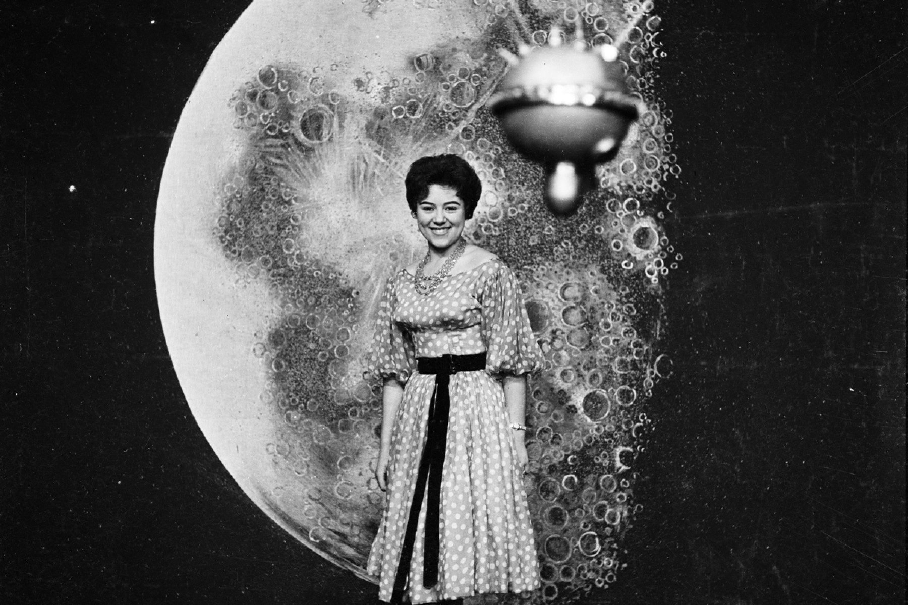 A atriz Clausy Soares posa ao lado de maquete da sonda soviética Luna, em 3/10/1959 | 70 anos da TV Itacolomi