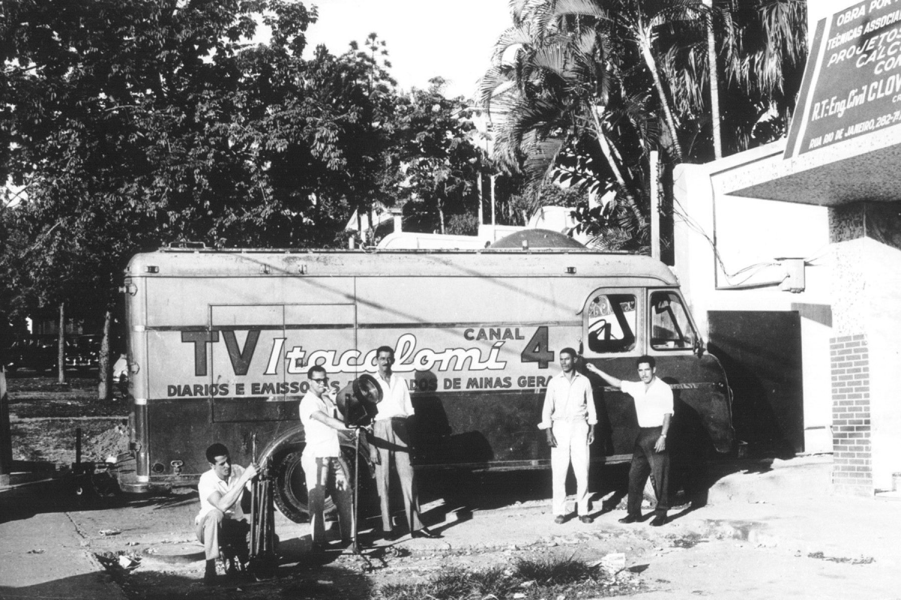 Equipe e veículo de transmissão de imagens externas | 70 anos da TV Itacolomi
