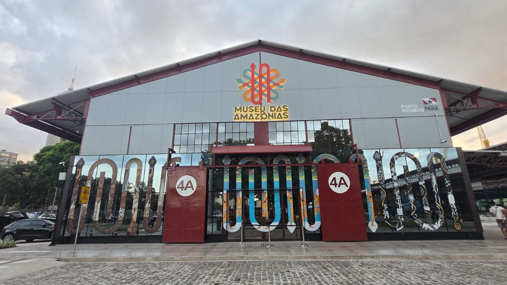 A Cobra Grande, na fachada do Museu das Amazônias, faz parte do coletivo com 16 artistas na América Latina