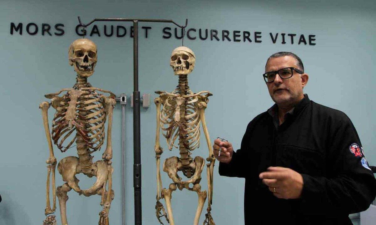 Kennedy Martinez de Oliveira  prOFESSOR, QUE COORDENA O PROGRAMA "VIDA AP&Oacute;S A vIDA", explica que algumas t&eacute;cnicas s&oacute; podem ser ensinadas com cad&aacute;veres preservados