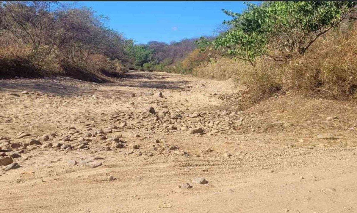 Leito do Rio Gorutuba, curso que j&aacute; foi permanente, est&aacute;  completamente seco perto da nascente, em Francisco s&aacute;