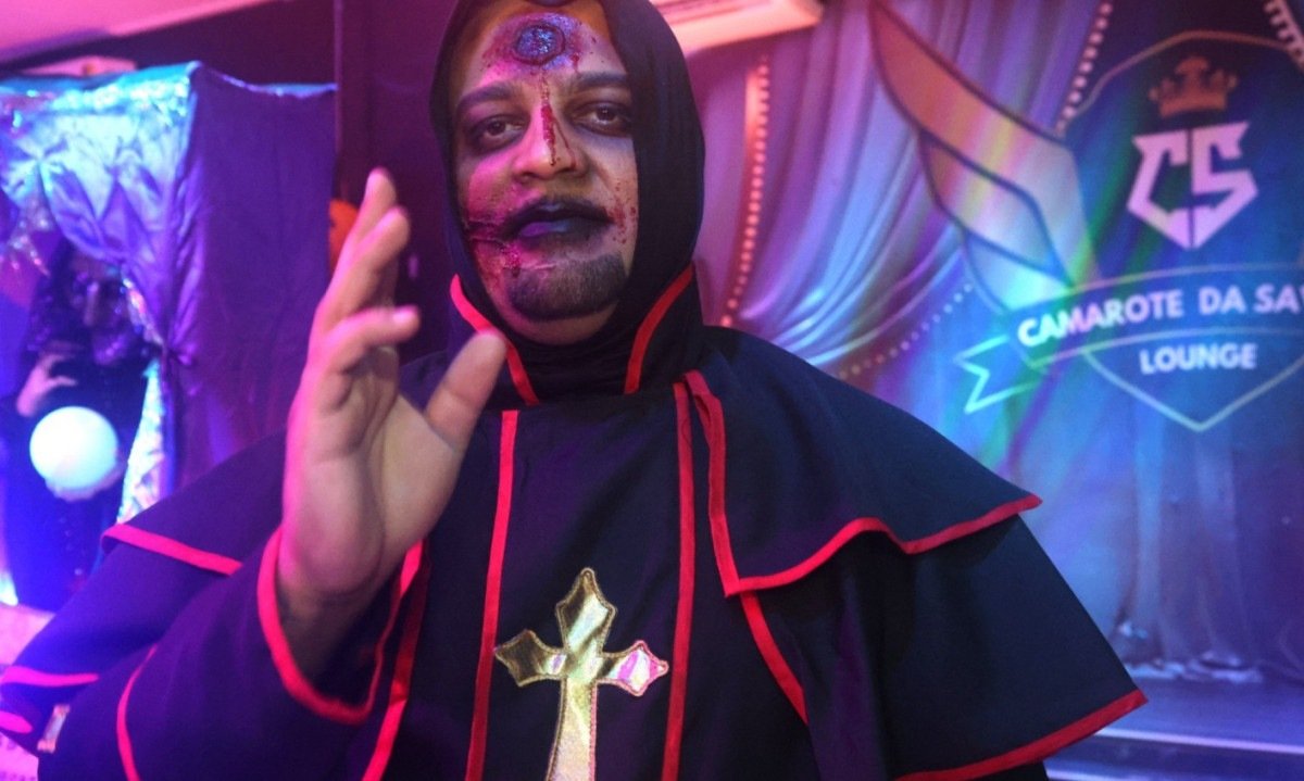 Thiago Silva, que ficou em terceiro lugar no concurso de 2024, investiu em uma fantasia de padre exorcista para este ano-Marcos Vieira/EM/D.A Press