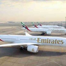 Aos 40 anos, Emirates mostra a evolução dos uniformes de sua tripulação - Reprodução do Instagram @emirates