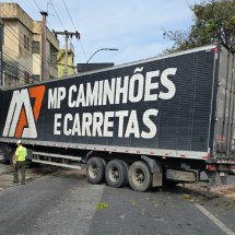 Carreta faz manobra proibida e interdita Avenida Amazonas em BH - João Renato/EM/D. A. Press